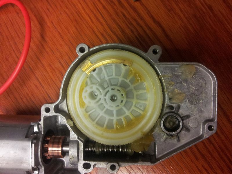 Fichier:Atelier Extrudeuse Filament Plastique Roue Support.jpg