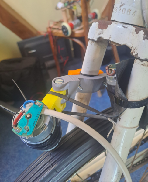 Fichier:Vélo dynamo pour produire du courant électrique moteur-second-off2.png