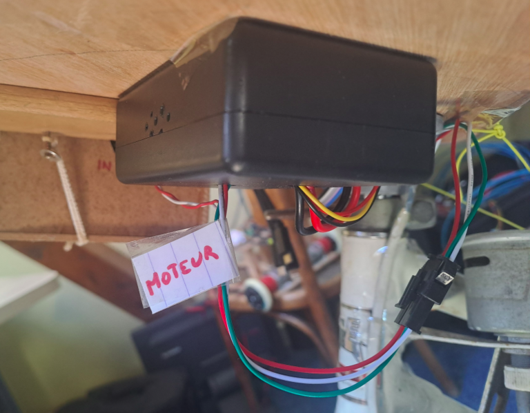 Fichier:Vélo dynamo pour produire du courant électrique connect2-moteur.png