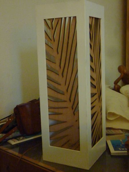 Fichier:Lampe en bois avec cadre d ambiance amovible P1080945-2.jpg