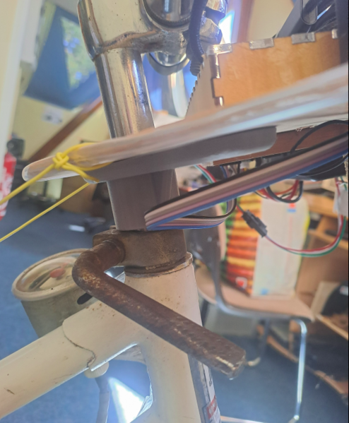 Fichier:Vélo dynamo pour produire du courant électrique demonter-poignee.png