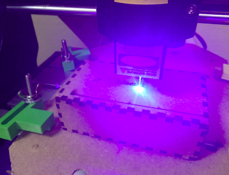 Fichier:Graver au laser avec une CNC 3018 laser.png