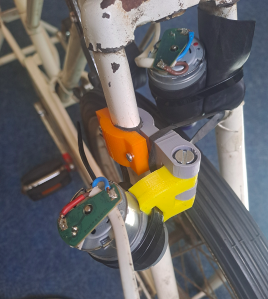 Fichier:Vélo dynamo pour produire du courant électrique moteur-second-off.png