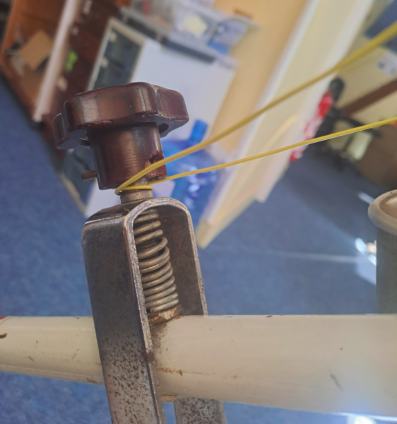 Fichier:Vélo dynamo pour produire du courant électrique attache-2tours.png