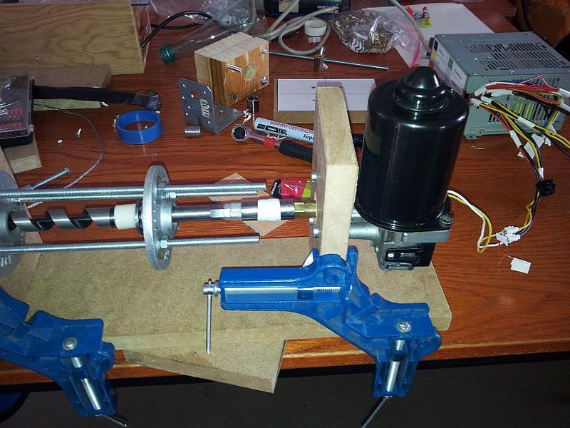 Fichier:Atelier Extrudeuse Filament Plastique Motor.jpg