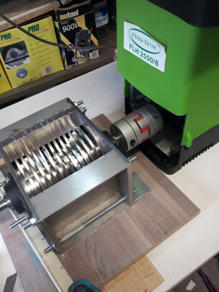 Fichier:Atelier Broyeuse Dechets Plastique FloraBestB.jpg